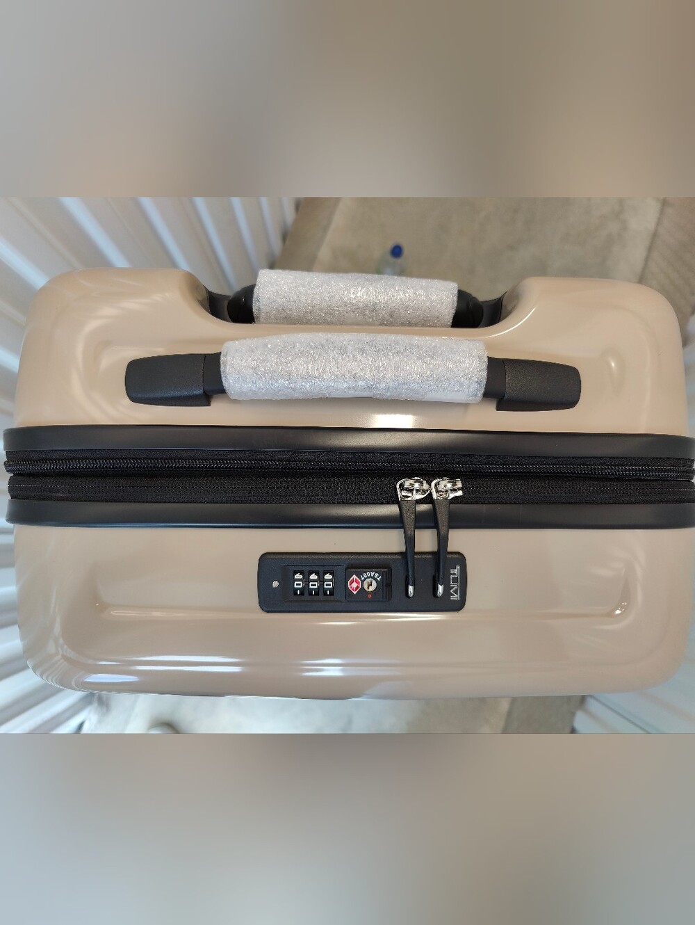 ✨NWT Tumi V4 Continental Expandable 4 Wheeled Spinner Carry-On (Sand) 22" - Picture 8 of 16